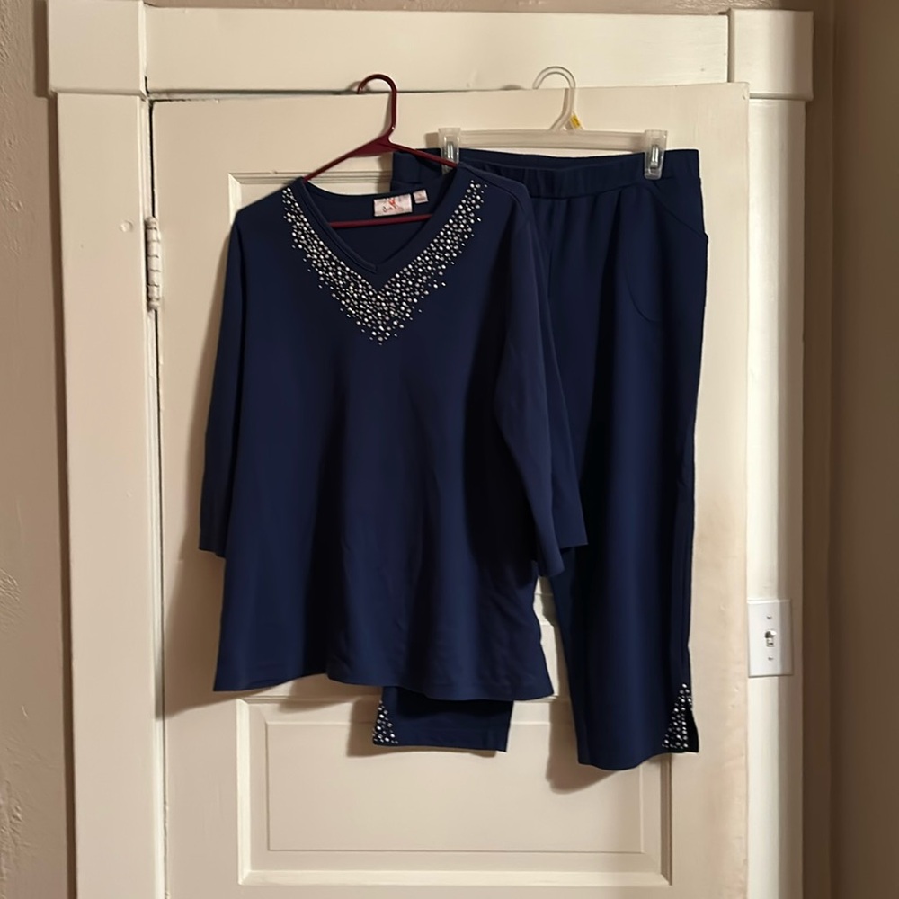 Quaker factory 2 piece navy blue capri set. Size oversized Medium